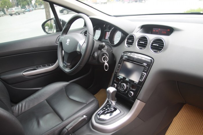 Peugeot 408 Premium sản xuất và đăng kí 2015 màu đen, nội thất đen.
