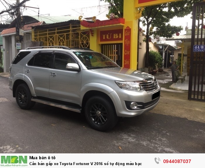Cần bán gấp xe Toyota Fortuner V 2016 số tự động màu bạc