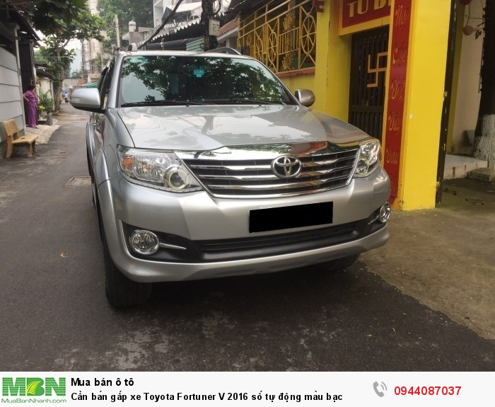 Cần bán gấp xe Toyota Fortuner V 2016 số tự động màu bạc