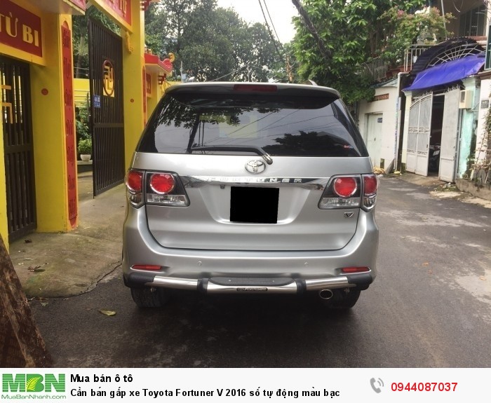 Cần bán gấp xe Toyota Fortuner V 2016 số tự động màu bạc