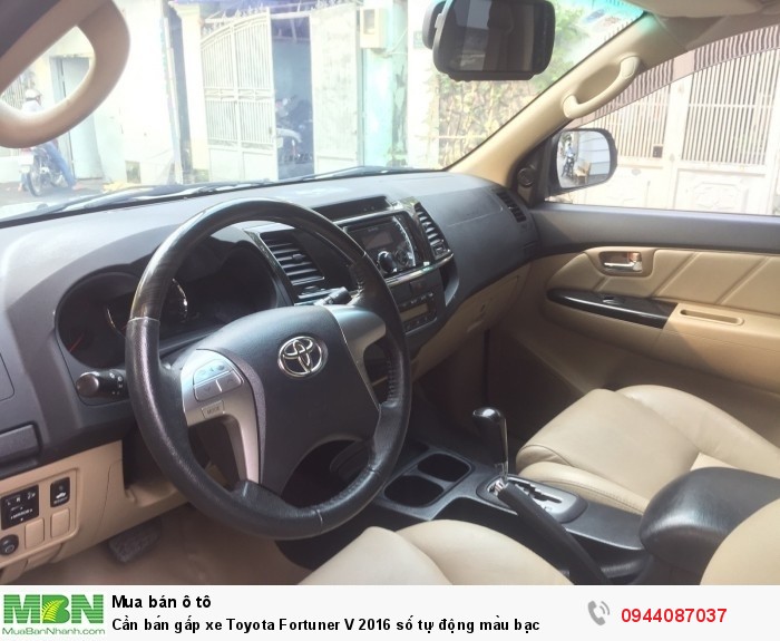 Cần bán gấp xe Toyota Fortuner V 2016 số tự động màu bạc