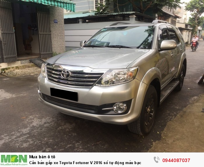 Cần bán gấp xe Toyota Fortuner V 2016 số tự động màu bạc