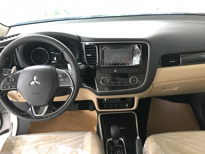 Mitsubishi Outlander 2.0 CVT Premium đủ màu giao ngay