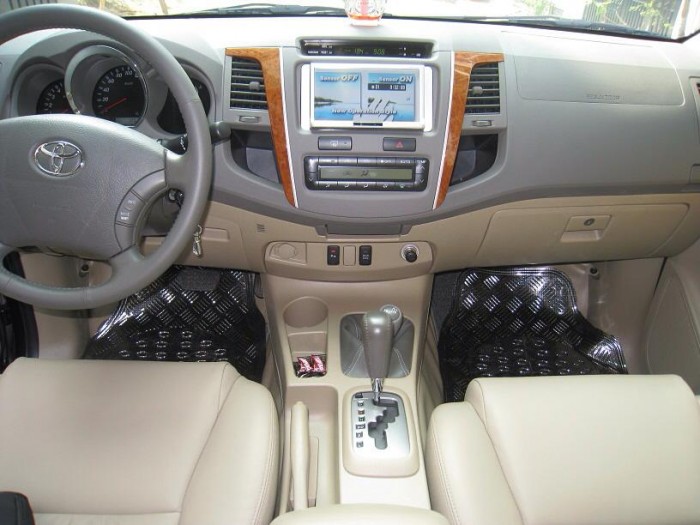 Cần bán xe Toyota Fortuner V tự động 2011 màu nóng súng