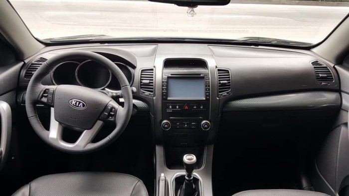 Bán Kia Sorento 2014 số sàn màu đen xe gia đình một chủ đi từ đầu.
