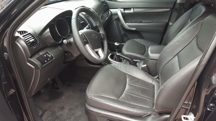 Bán Kia Sorento 2014 số sàn màu đen xe gia đình một chủ đi từ đầu.