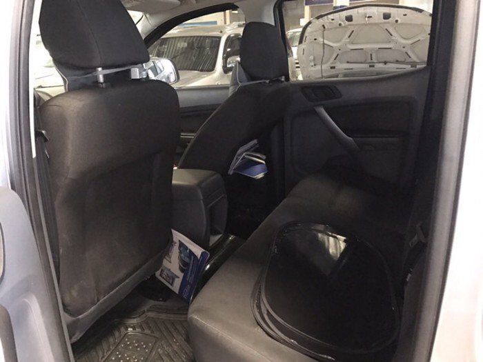 Ranger 2016 XLS số tự động, Odo 13.000km, nắp thùng kéo, mặt nạ Ford lớn