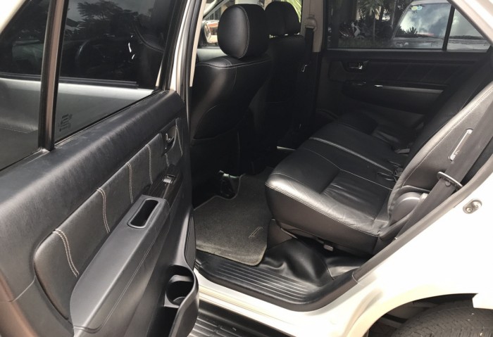 Bán xe Fortuner V tự động hai cầu sx 2015 màu bạc xe còn rất đẹp