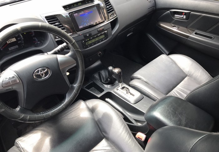 Bán xe Fortuner V tự động hai cầu sx 2015 màu bạc xe còn rất đẹp