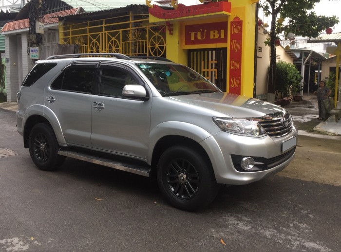 Bán xe Fortuner V tự động hai cầu sx 2015 màu bạc xe còn rất đẹp