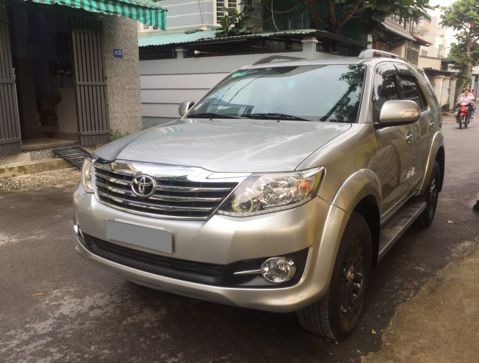 Bán xe Fortuner V tự động hai cầu sx 2015 màu bạc xe còn rất đẹp