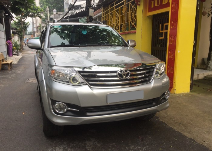 Bán xe Fortuner V tự động hai cầu sx 2015 màu bạc xe còn rất đẹp