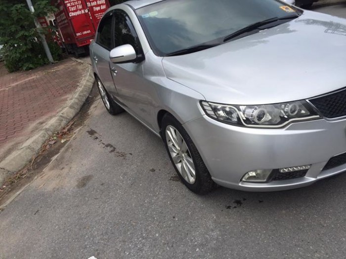 Bán Kia Forte 2011 màu bạc sốsàn xe rất ít đi còn như mới