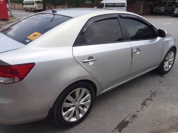 Bán Kia Forte 2011 màu bạc sốsàn xe rất ít đi còn như mới