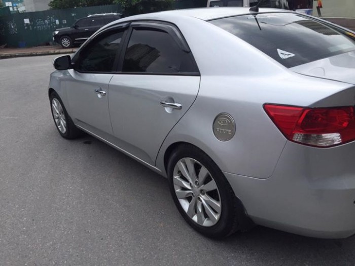 Bán Kia Forte 2011 màu bạc sốsàn xe rất ít đi còn như mới