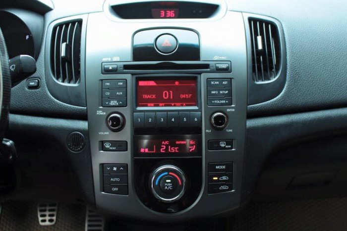 Bán Kia Forte 2011 màu bạc sốsàn xe rất ít đi còn như mới