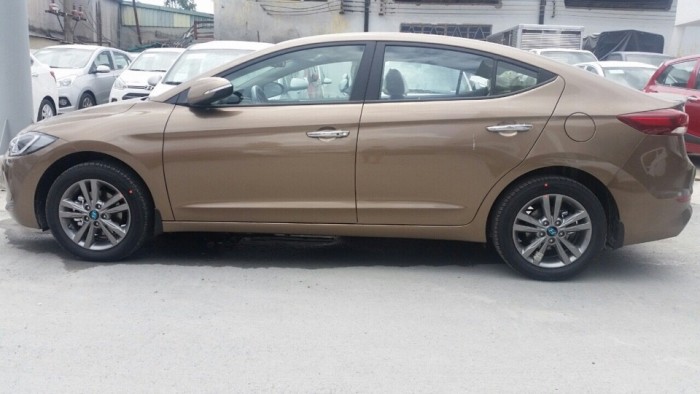 Hyundai Elantra 1.6AT 2018, Màu vàng cát
