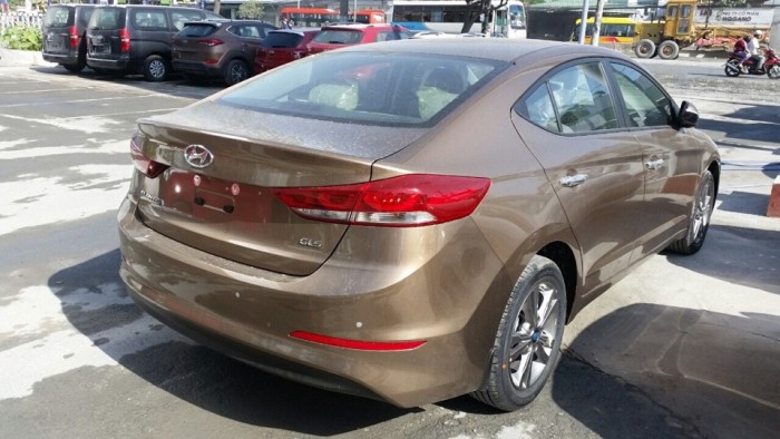 Hyundai Elantra 1.6AT 2018, Màu vàng cát