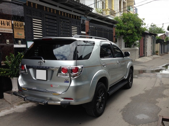 Bán xe Toyota Fortuner 2016 tự động xe màu bạc đẹp như mới.