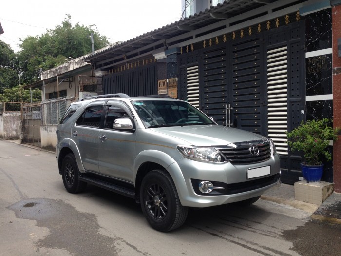 Bán xe Toyota Fortuner 2016 tự động xe màu bạc đẹp như mới.