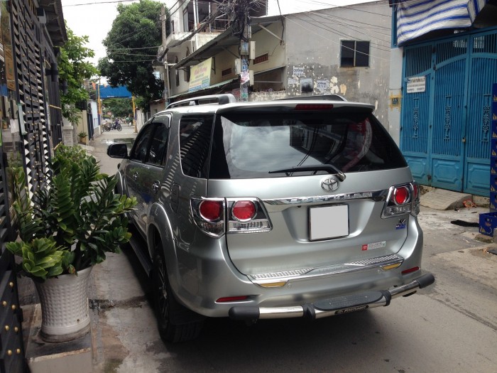 Bán xe Toyota Fortuner 2016 tự động xe màu bạc đẹp như mới.