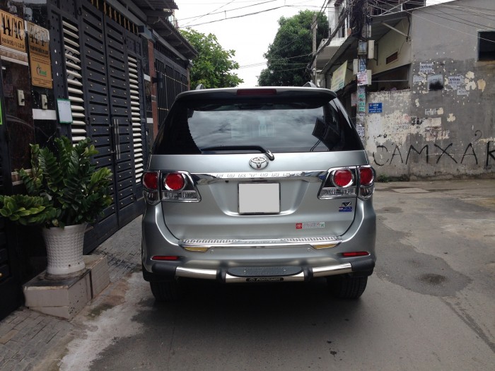 Bán xe Toyota Fortuner 2016 tự động xe màu bạc đẹp như mới.