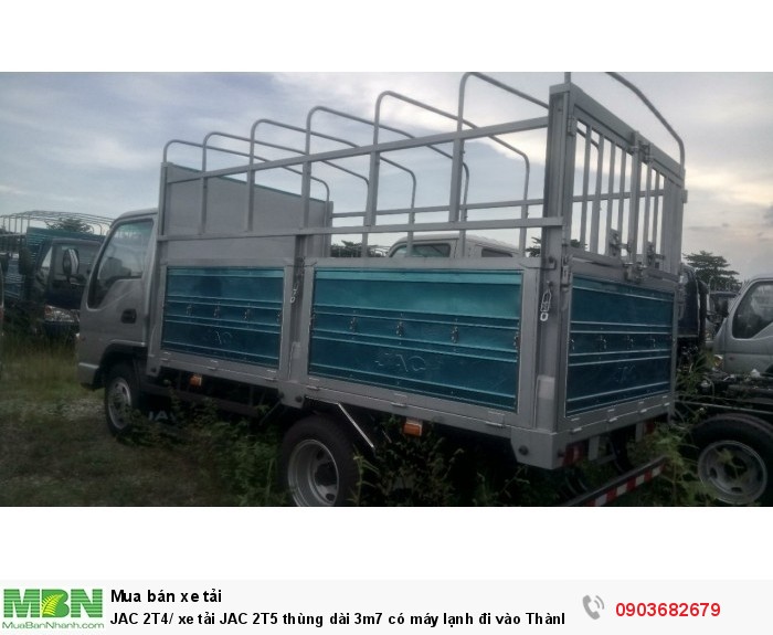 JAC 2T4/ xe tải JAC 2T5 thùng dài 3m7 có máy lạnh đi vào Thành Phố