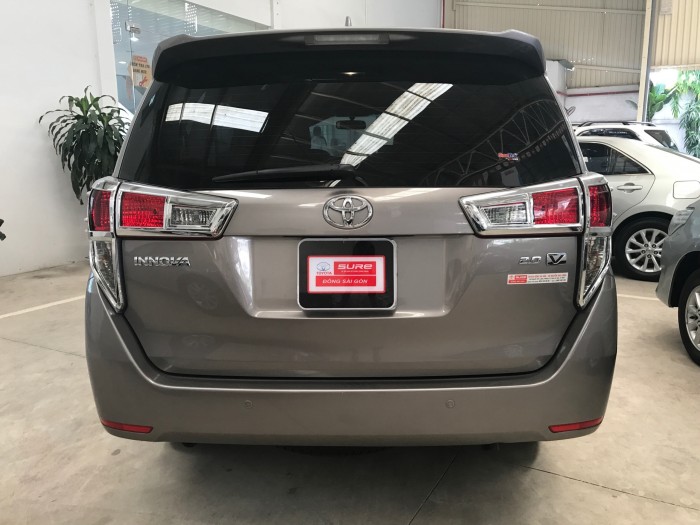 Bán Innova V 2017 màu đồng