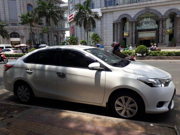 Gia đình cần bán Vios E 2017 màu trắng xe gia đình mới mua vài tháng