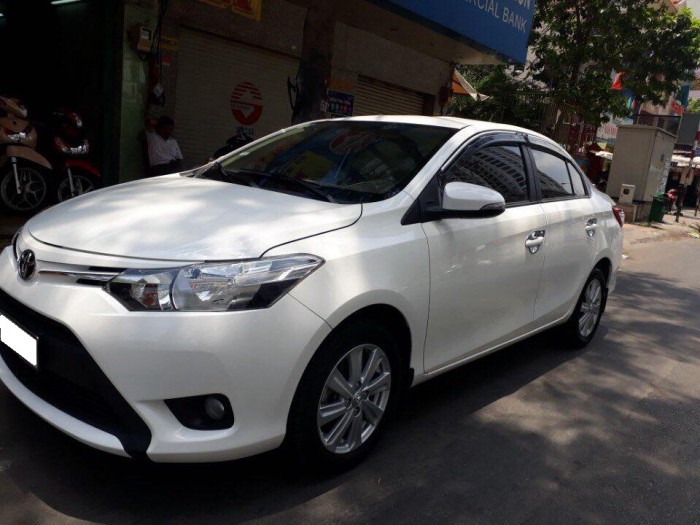 Gia đình cần bán Vios E 2017 màu trắng xe gia đình mới mua vài tháng