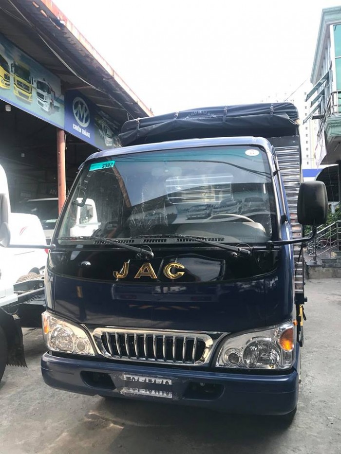 Giá xe tải Jac - Jac 2 tấn 4 chạy vào thành phố.