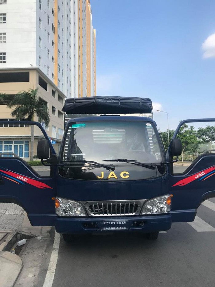 Giá xe tải Jac - Jac 2 tấn 4 chạy vào thành phố.