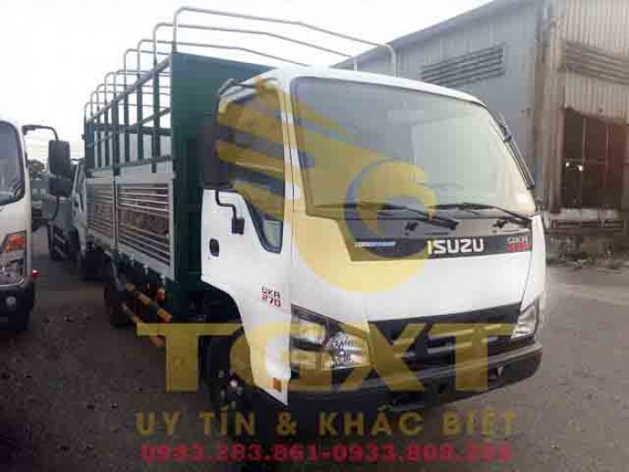 Giá xe tải 1t9 Isuzu thùng bạt dài 4 mét 4,hỗ trợ trả góp 90%,xe có sẵn giao ngay.