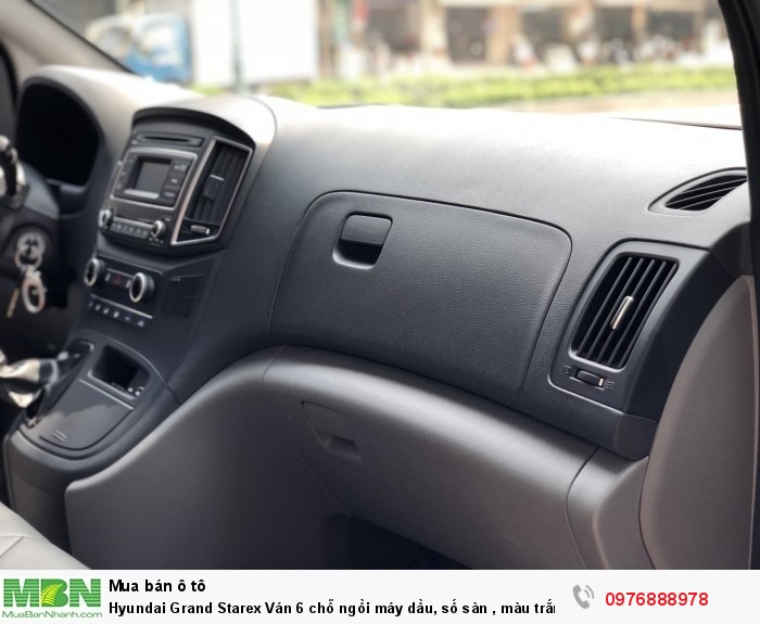 Hyundai Grand Starex Ván 6 chỗ ngồi máy dầu, số sàn , màu trắng, Sản xuất 2016
