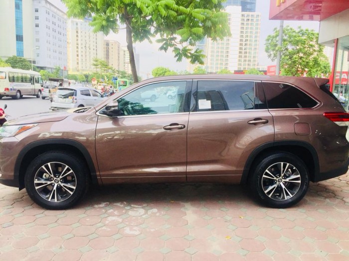 Toyota Highlander 2017 LE màu nâu sậm, xe mới 100%.