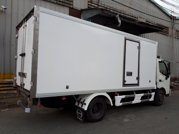 Xe tải trung đông lạnh Hino XZU720L, đời 2017. Hỗ trợ cho vay trả góp.