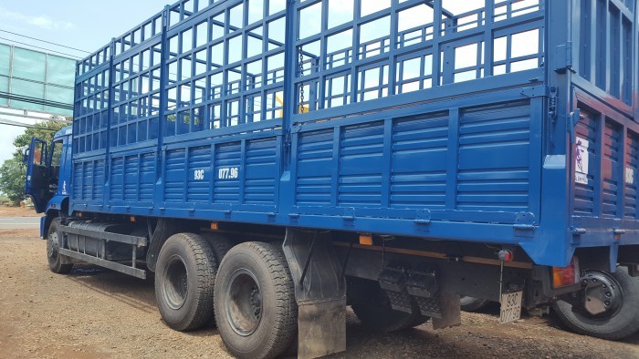 Xe Kamaz 3 chân thùng mui bạc sản xuất 2016