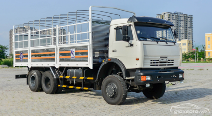 Xe Kamaz 3 chân thùng mui bạc sản xuất 2016
