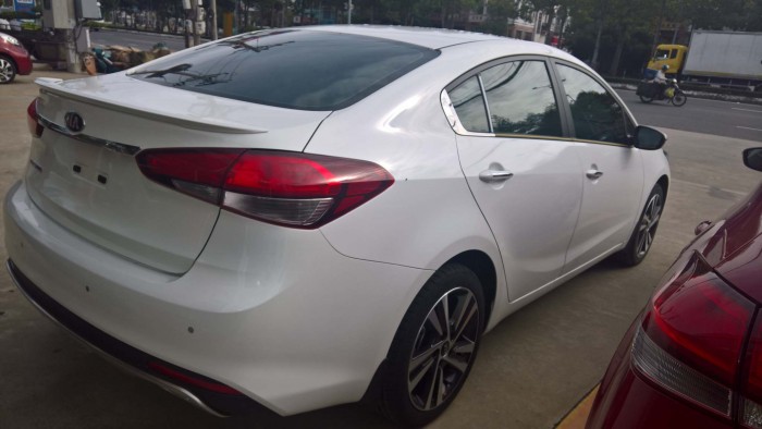 Cần bán Kia Cerato 1.6 AT trắng, giá tốt, đời mới, ưu đãi nhiều quà tặng hấp dẫn