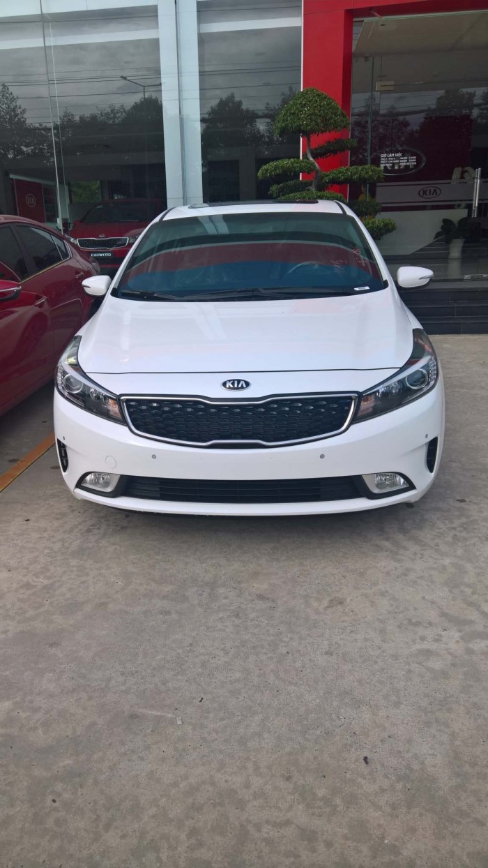 Cần bán Kia Cerato 1.6 AT trắng, giá tốt, đời mới, ưu đãi nhiều quà tặng hấp dẫn