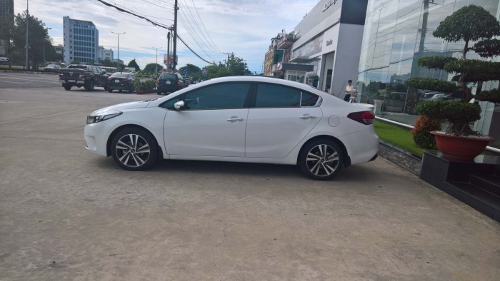 Cần bán Kia Cerato 1.6 AT trắng, giá tốt, đời mới, ưu đãi nhiều quà tặng hấp dẫn