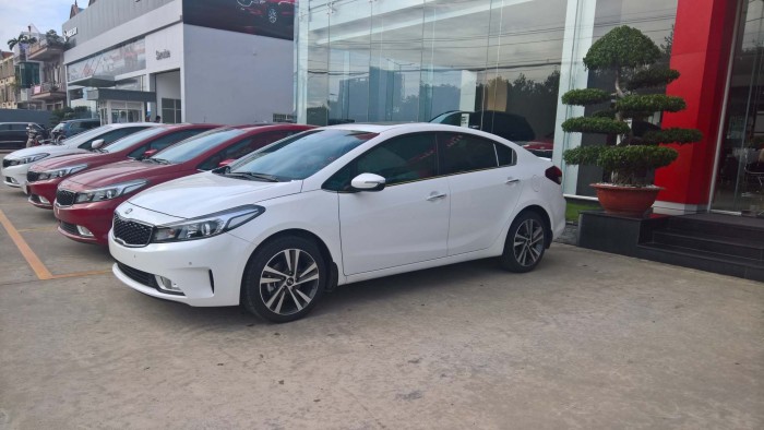 Cần bán Kia Cerato 1.6 AT trắng, giá tốt, đời mới, ưu đãi nhiều quà tặng hấp dẫn
