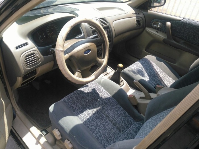 Bán Ford Laser 1.8 số sàn 2004 màu đen xe 1 chủ zin