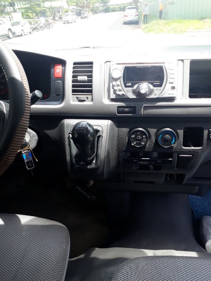 Bán xe Toyota Hiace 2009 máy xăng số sàn màu bạc xe còn rất đẹp.