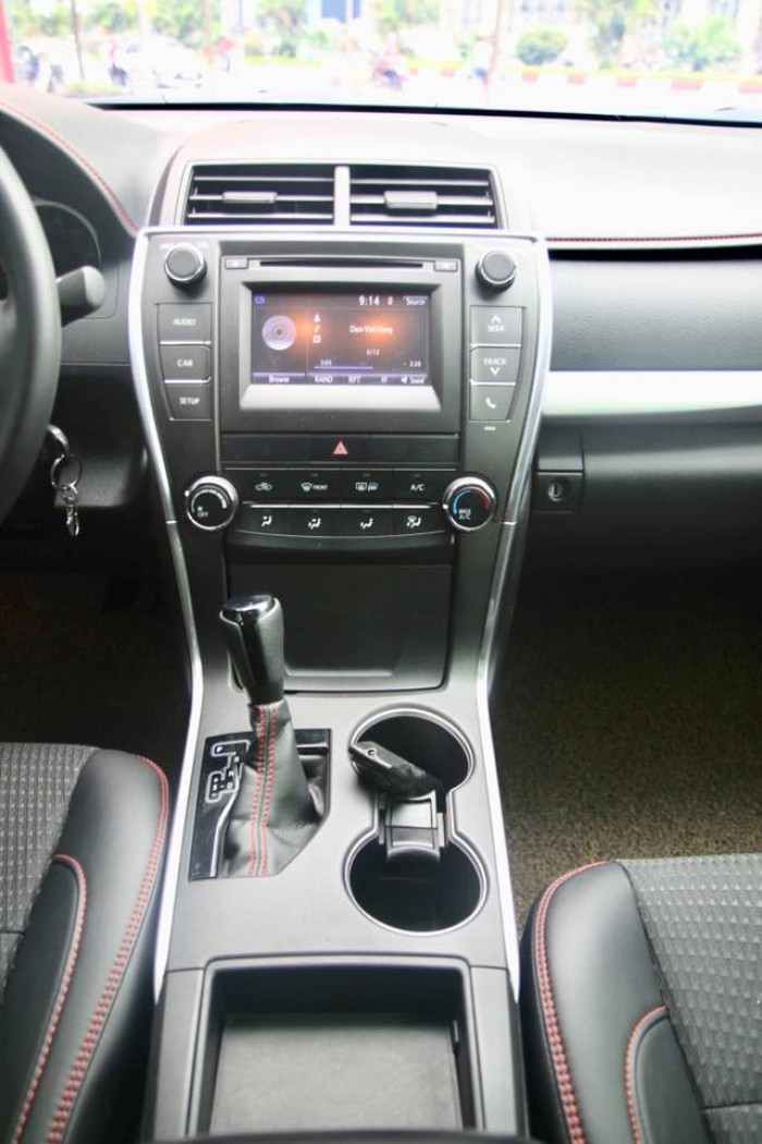 Toyota Camry SE 2.5 màu trắng, sản xuất 2015, đăng ký 8/2017