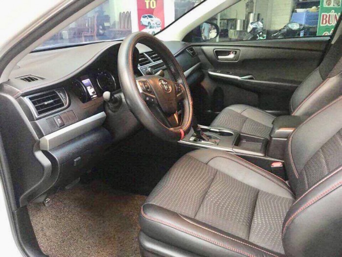 Toyota Camry SE 2.5 màu trắng, sản xuất 2015, đăng ký 8/2017