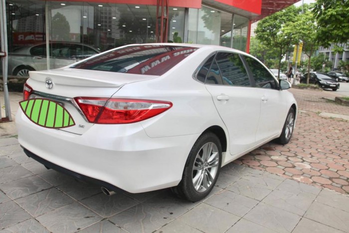 Toyota Camry SE 2.5 màu trắng, sản xuất 2015, đăng ký 8/2017