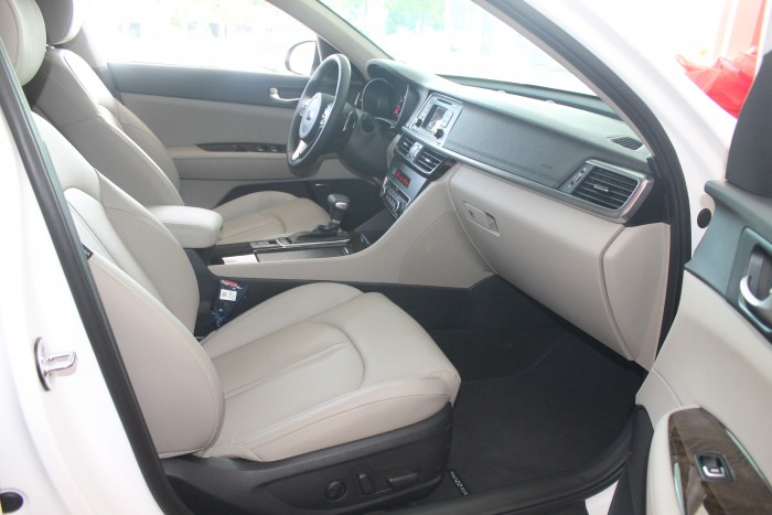(KIA Bà Rịa Vũng Tàu) Cần bán Kia Optima 2.0 ATH màu trắng, giá tốt, hỗ trợ ngân hàng,bảo hiểm