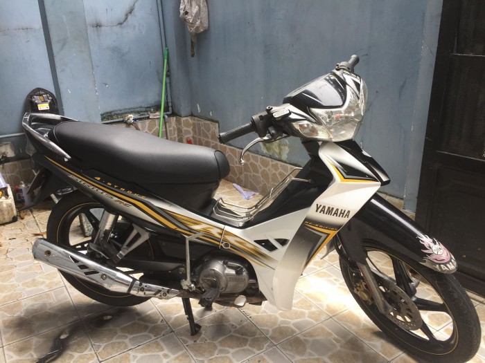 Xe Sirius RC trắng vàng. bánh mân thẳng đỉa
