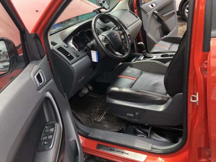 Cần bán Ford Ranger wildtrak 3.2 at hai cầu 2014 màu đỏ còn mới.